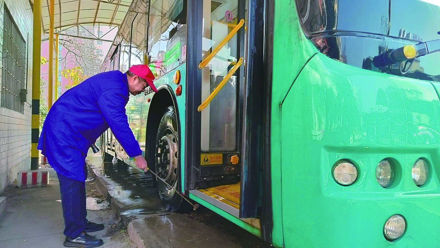 春運(yùn)首日，我司各汽車站以熱情服務(wù)—— 讓乘客臉上多一份笑容