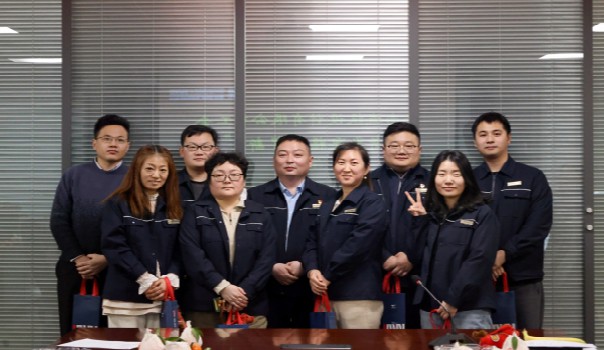 駿馬迎春聚歡騰  凝心聚力暖意濃